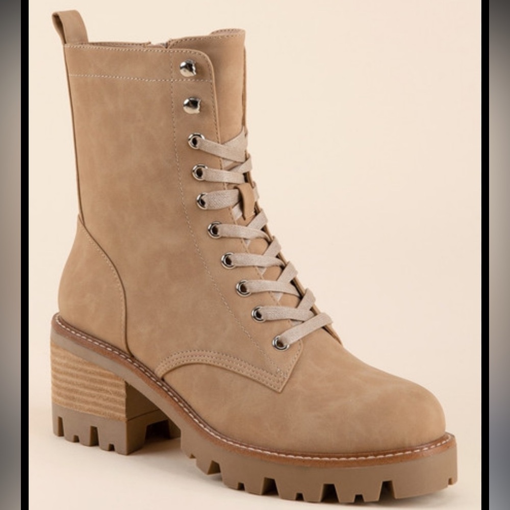 NIB Dolce Vita “Madey” Tan Boot Lug Sole